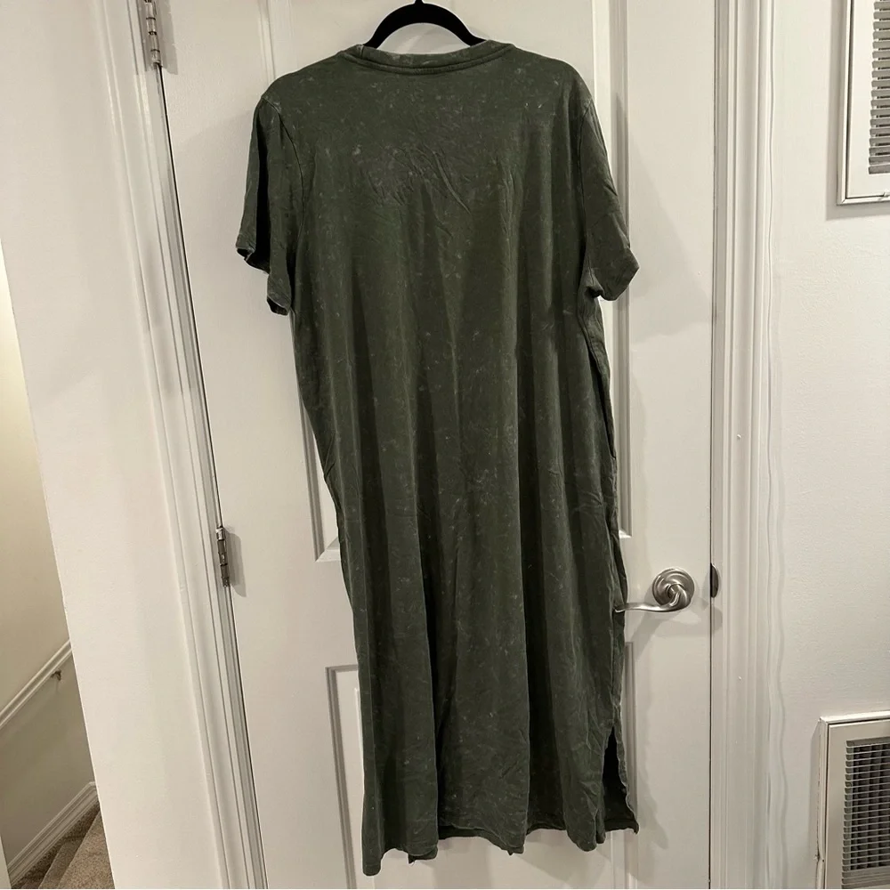 Time & Tru Casual Short Sleeve Midi T-Shirt Dress in Acid Wash Dark Green - Picture 7 of 9